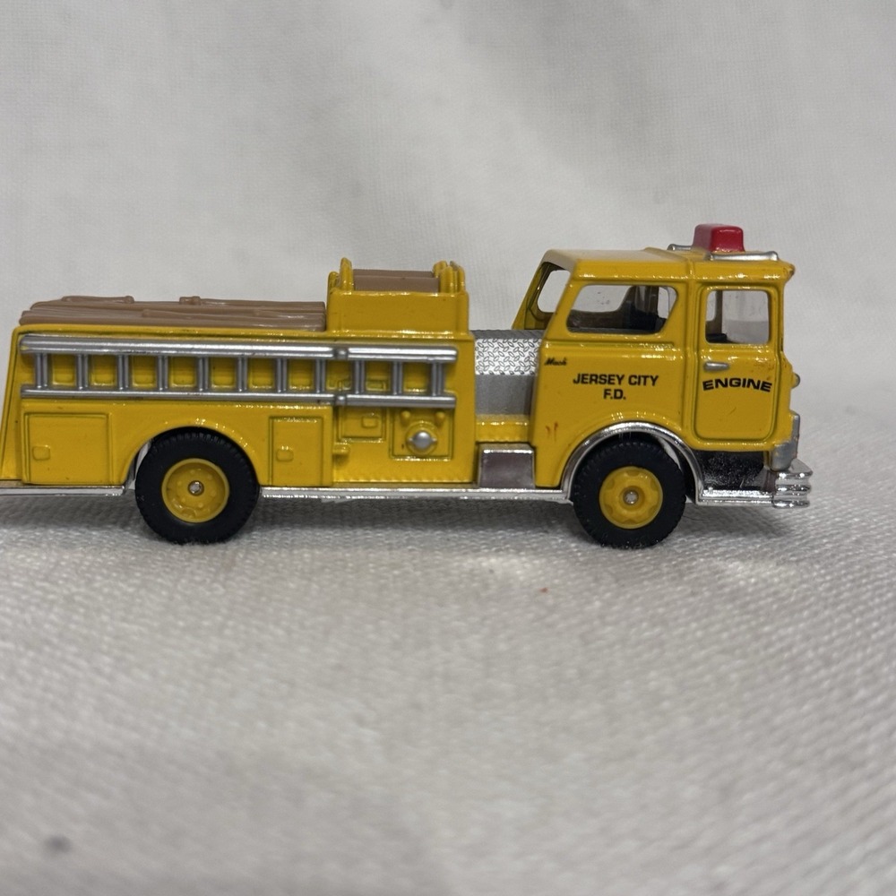 Corgi Fire Heroes JERSEY CITY FIRE MACK CF PUMPER Showcase Edition 1/43 Yellow